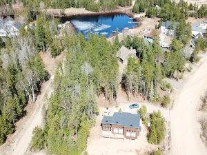 Trésor des Lacs - Vue aérienne chalet et lac
